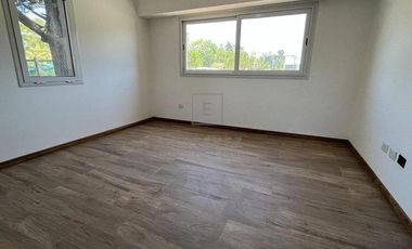 Casa en Venta c/renta frente a plaza. 3 dormitorios y dependencia. Barrio Cerrado San Matias, Escoba