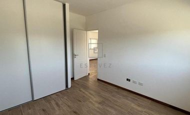 Casa en Venta c/renta frente a plaza. 3 dormitorios y dependencia. Barrio Cerrado San Matias, Escoba