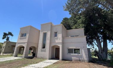 Casa en Venta c/renta frente a plaza. 3 dormitorios y dependencia. Barrio Cerrado San Matias, Escoba