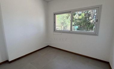 Casa en Venta c/renta frente a plaza. 3 dormitorios y dependencia. Barrio Cerrado San Matias, Escoba