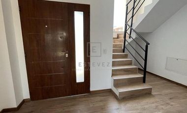Casa en Venta c/renta frente a plaza. 3 dormitorios y dependencia. Barrio Cerrado San Matias, Escoba