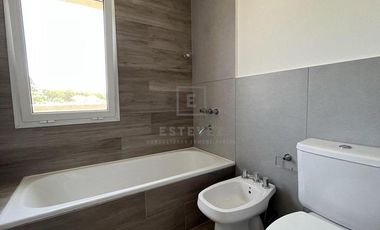 Casa en Venta c/renta frente a plaza. 3 dormitorios y dependencia. Barrio Cerrado San Matias, Escoba