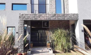 Casa de 3 dormitorios y pileta en venta, Barrio Cerrado, Escobar, G.B.A. Zona Norte