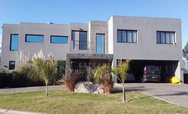 Casa de 3 dormitorios y pileta en venta, Barrio Cerrado, Escobar, G.B.A. Zona Norte