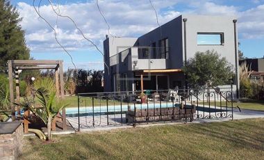 Casa de 3 dormitorios y pileta en venta, Barrio Cerrado, Escobar, G.B.A. Zona Norte