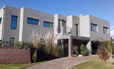 Casa de 3 dormitorios y pileta en venta, Barrio Cerrado, Escobar, G.B.A. Zona Norte