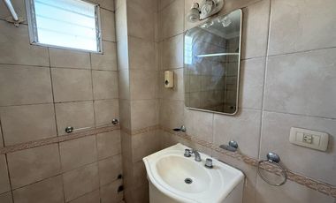 Departamento de dos ambientes con cochera en Alquiler en Wilde Centro