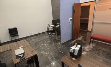 Oficina grande en Park Pedregal con estacionamiento