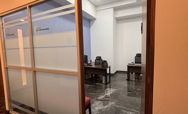 Oficina grande en Park Pedregal con estacionamiento