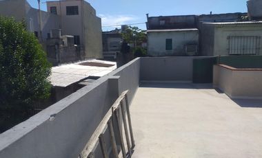 PH en VENTA - CASEROS - 3 amb,  patio y terraza. Sobre avda. San Martín al 3900, Caseros