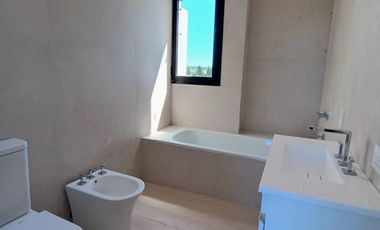 Casa al Rio en Naudir en Venta y Alquiler Anual con 4 habitaciones
