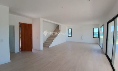 Casa al Rio en Naudir en Venta y Alquiler Anual con 4 habitaciones