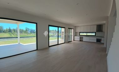 Casa al Rio en Naudir en Venta y Alquiler Anual con 4 habitaciones