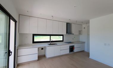 Casa al Rio en Naudir en Venta y Alquiler Anual con 4 habitaciones