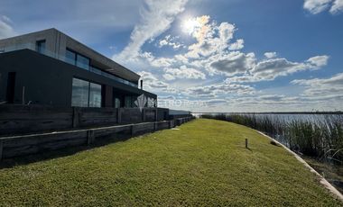 Casa en Alquiler a la laguna en Marinas en Puertos de Escobar