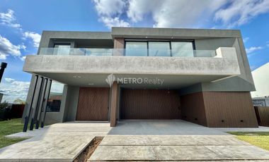 Casa en Alquiler a la laguna en Marinas en Puertos de Escobar