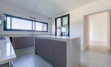 Casa en Alquiler a la laguna con 5 habitaciones en Marinas Puertos Escobar
