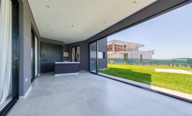 Casa en Alquiler a la laguna con 5 habitaciones en Marinas Puertos Escobar