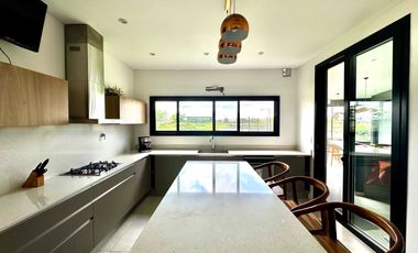 Casa en Alquiler a la laguna con 5 habitaciones en Marinas Puertos Escobar