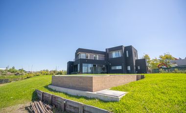 Casa en Alquiler a la laguna con 5 habitaciones en Marinas Puertos Escobar