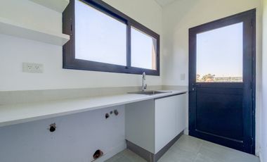 Casa en Alquiler a la laguna con 5 habitaciones en Marinas Puertos Escobar