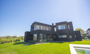 Casa en Alquiler a la laguna con 5 habitaciones en Marinas Puertos Escobar