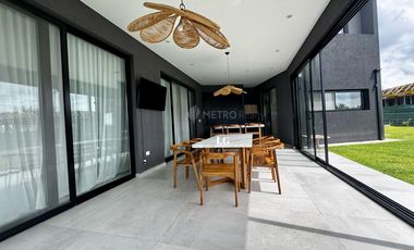 Casa en Alquiler a la laguna con 5 habitaciones en Marinas Puertos Escobar