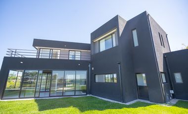 Casa en Alquiler a la laguna con 5 habitaciones en Marinas Puertos Escobar