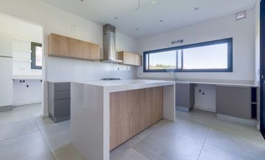 Casa en Alquiler a la laguna con 5 habitaciones en Marinas Puertos Escobar