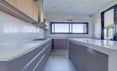 Casa en Alquiler a la laguna con 5 habitaciones en Marinas Puertos Escobar