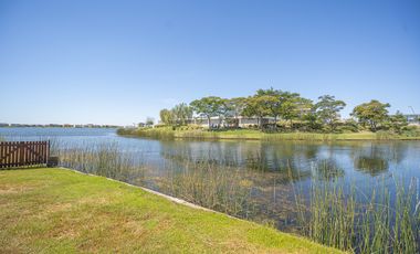 Casa en Alquiler a la laguna con 5 habitaciones en Marinas Puertos Escobar