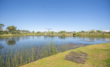 Casa en Alquiler a la laguna con 5 habitaciones en Marinas Puertos Escobar