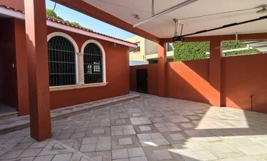SE RENTA CASA AMUEBLADA CÉNTRICA
