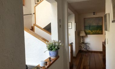 Parte baja,estilo Arq.Artigas con gran jardín arbolado.