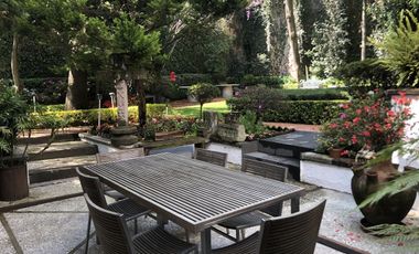 Parte baja,estilo Arq.Artigas con gran jardín arbolado.
