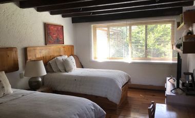 Parte baja,estilo Arq.Artigas con gran jardín arbolado.