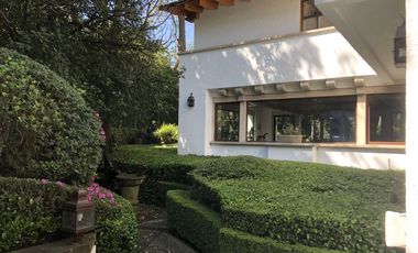 Parte baja,estilo Arq.Artigas con gran jardín arbolado.
