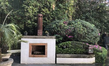 Parte baja,estilo Arq.Artigas con gran jardín arbolado.