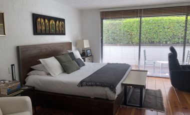 Parte baja,estilo Arq.Artigas con gran jardín arbolado.