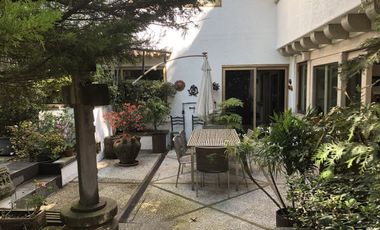 Parte baja,estilo Arq.Artigas con gran jardín arbolado.