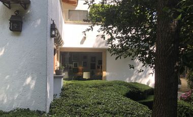 Parte baja,estilo Arq.Artigas con gran jardín arbolado.