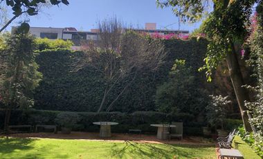 Parte baja,estilo Arq.Artigas con gran jardín arbolado.
