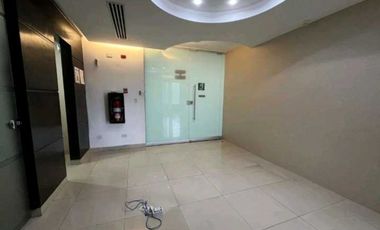 OFICINA EN CALLE 50 PH GLOBAL BANK 110M2 CON DIVISIONES
