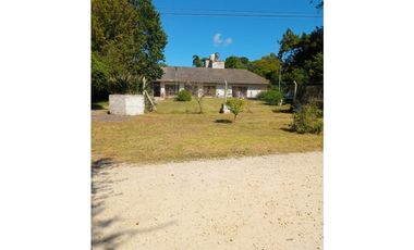 CHALET sobre 5 lotes EN BARRIO LAS MARGARITAS- CON PILETA.