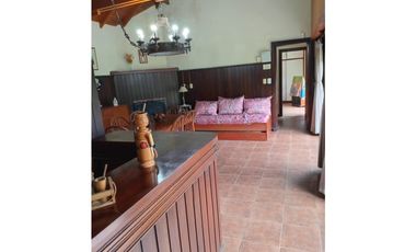 CHALET sobre 5 lotes EN BARRIO LAS MARGARITAS- CON PILETA.