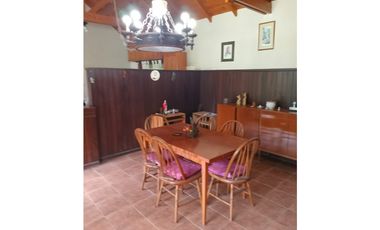 CHALET sobre 5 lotes EN BARRIO LAS MARGARITAS- CON PILETA.