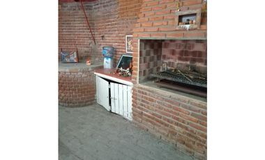 CHALET sobre 5 lotes EN BARRIO LAS MARGARITAS- CON PILETA.