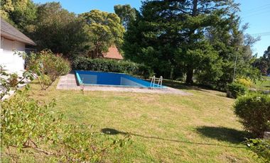 CHALET sobre 5 lotes EN BARRIO LAS MARGARITAS- CON PILETA.