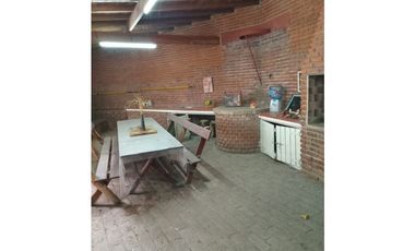 CHALET sobre 5 lotes EN BARRIO LAS MARGARITAS- CON PILETA.