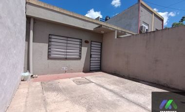 Casa en venta de 2 dormitorios c/ cochera en Gualeguaychú APTA CREDITO HIP.!